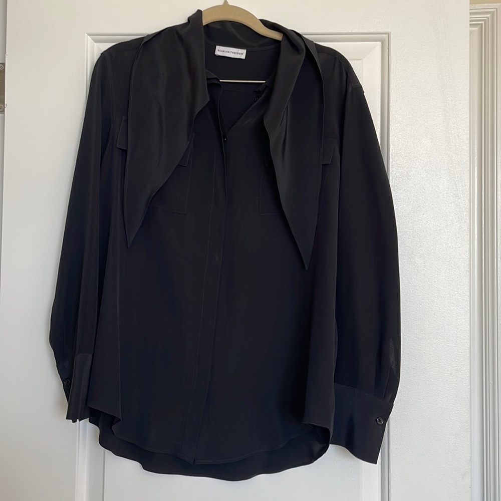 Scanlan Theodore Pre-Owned Black Button Down Blouse (size 2)